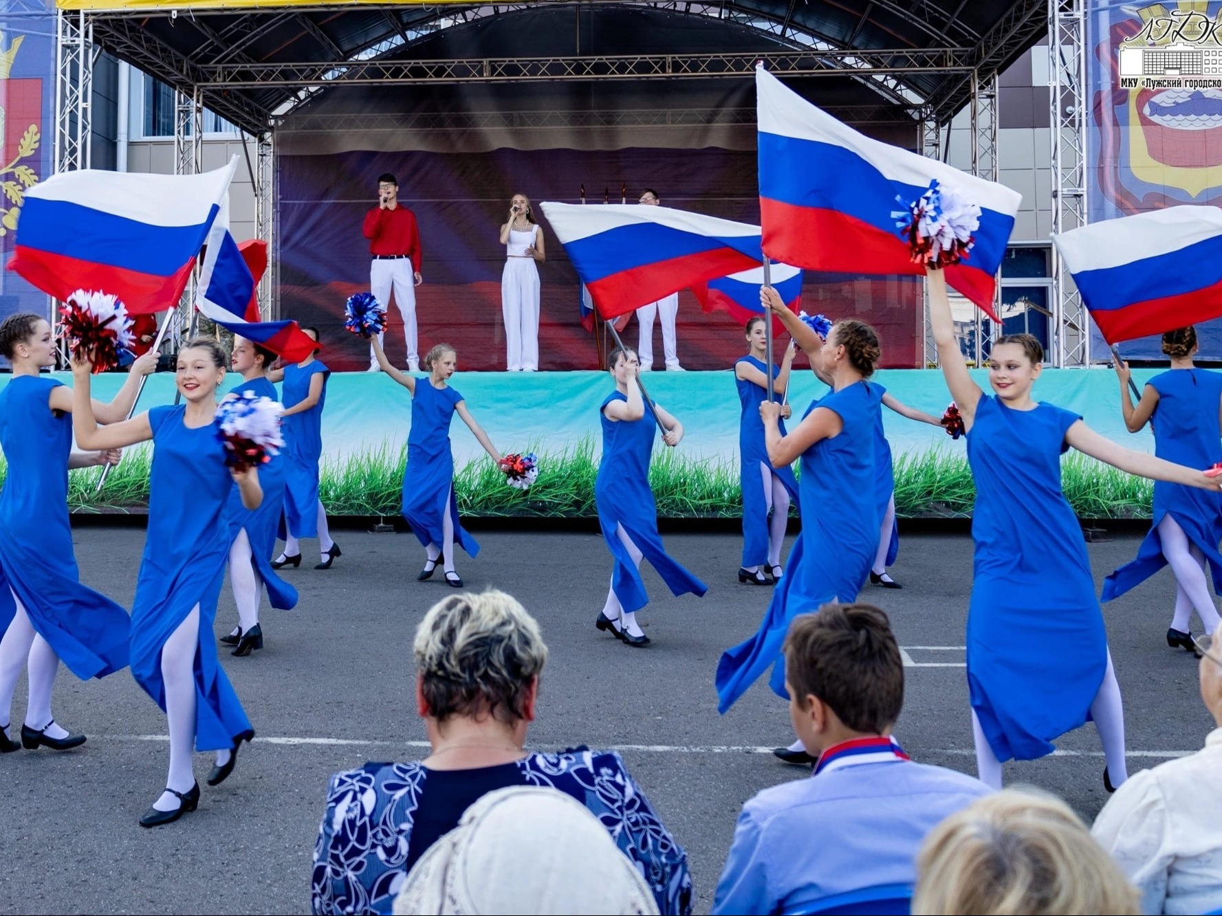 Праздничный концерт, посвящённый Дню флага Российской Федерации.