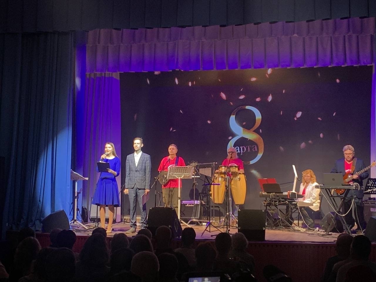 Праздничный концерт 9-й гвардейской бригады и солистов Дома культуры, посвященный Международному женскому Дню.